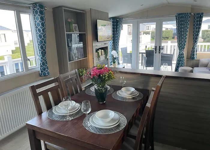 Luxury Romantic 2 Bedroom Caravan Trecco Bay