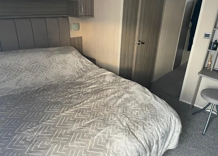 Luxury Romantic 2 Bedroom Caravan Trecco Bay