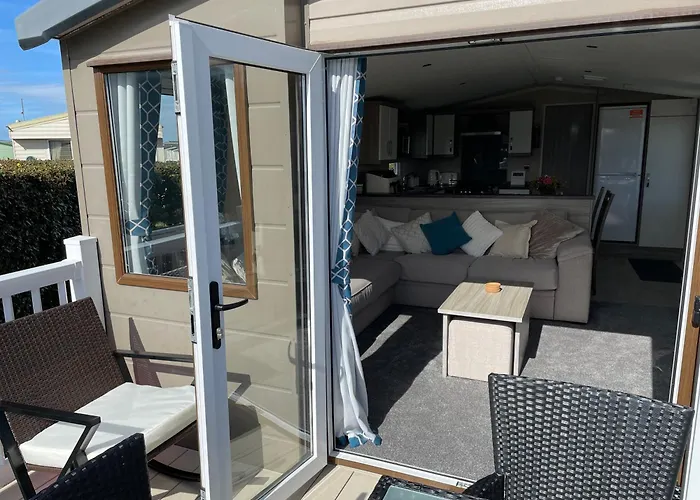 Luxury Romantic 2 Bedroom Caravan Trecco Bay