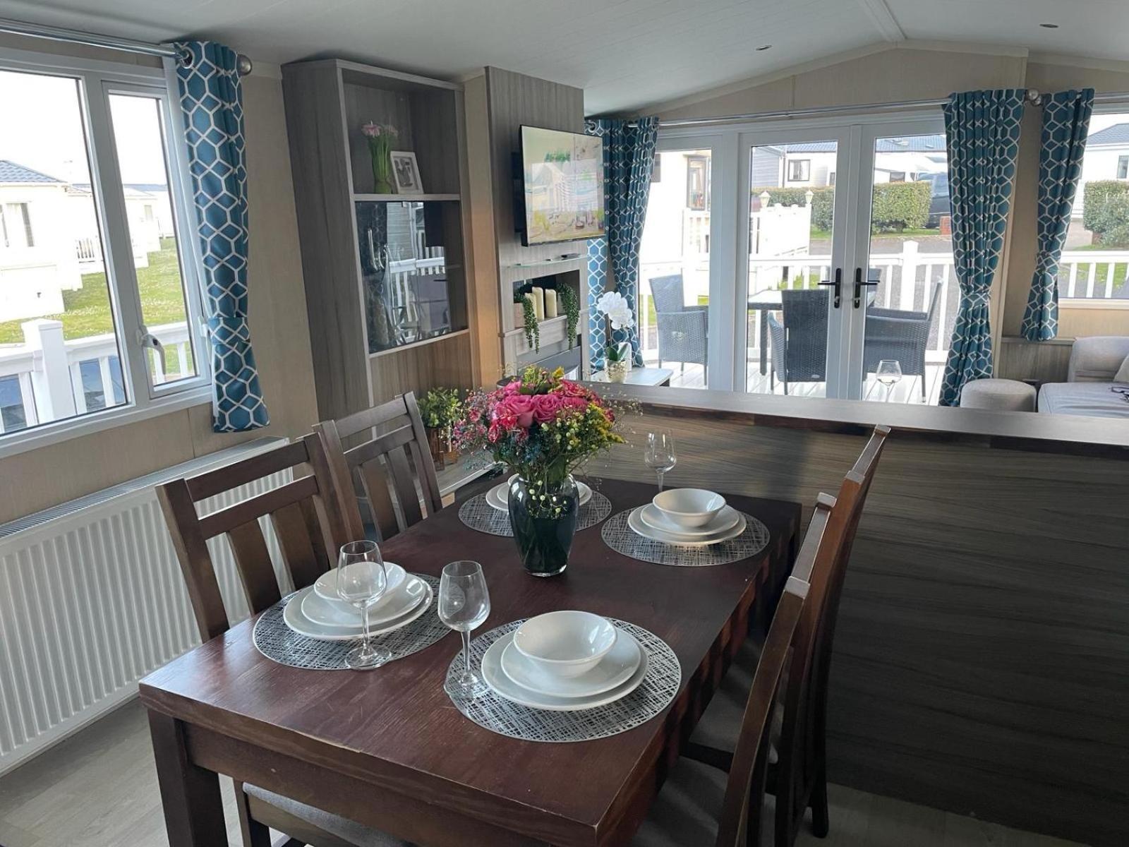 Luxury Romantic 2 Bedroom Caravan Trecco Bay *