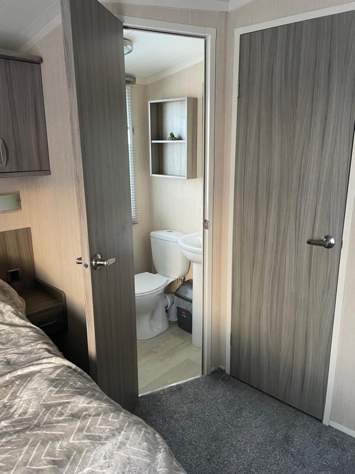 Campsite Luxury Romantic 2 Bedroom Caravan Trecco Bay *