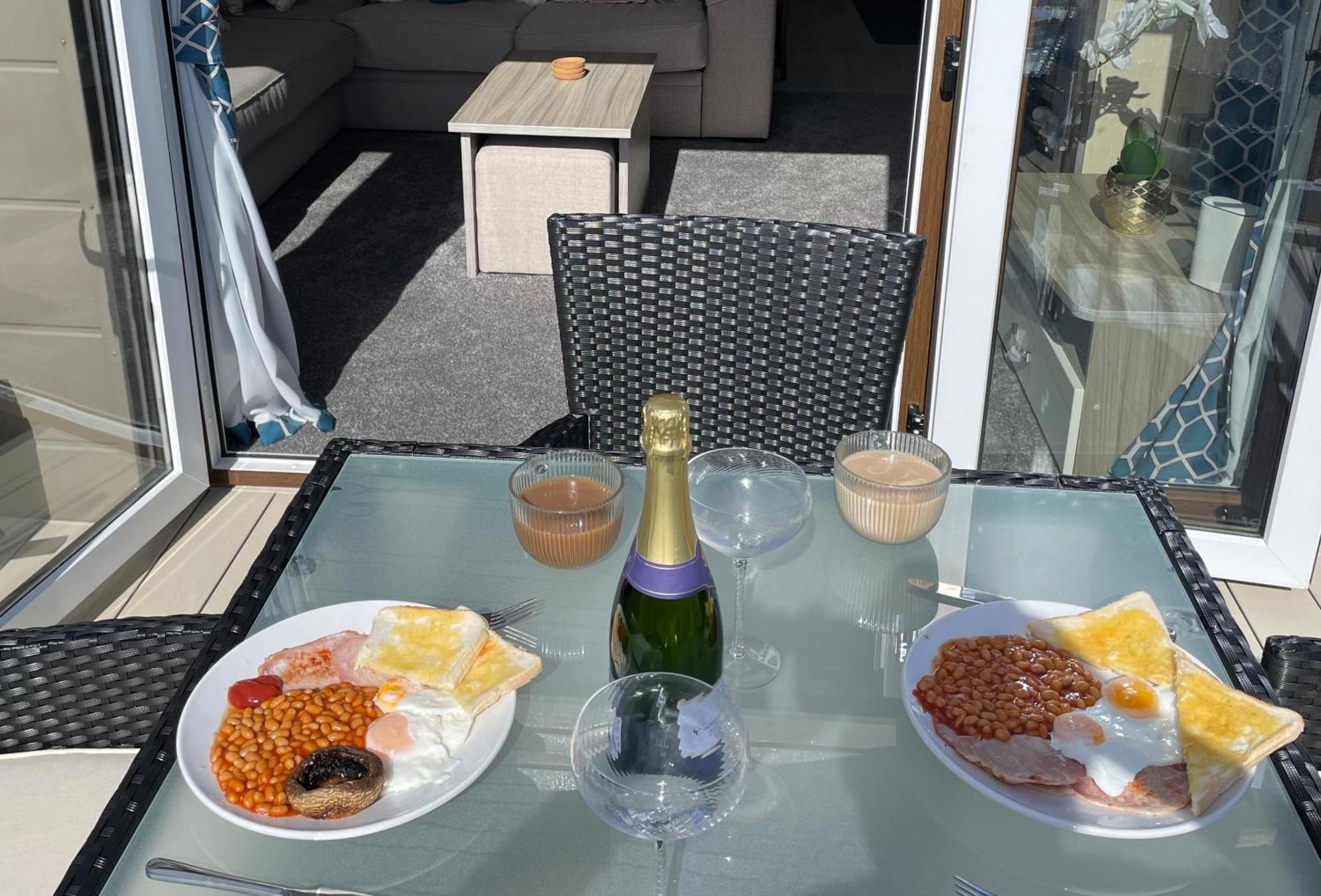 Luxury Romantic 2 Bedroom Caravan Trecco Bay