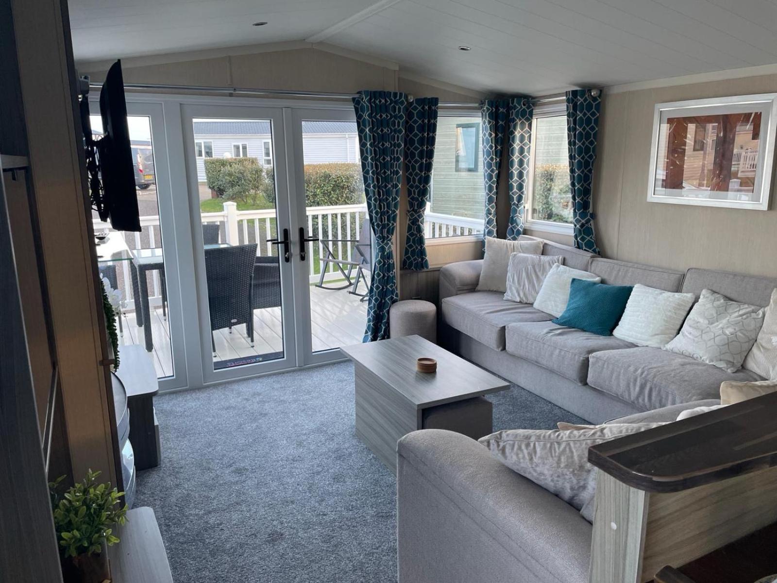 Campsite Luxury Romantic 2 Bedroom Caravan Trecco Bay