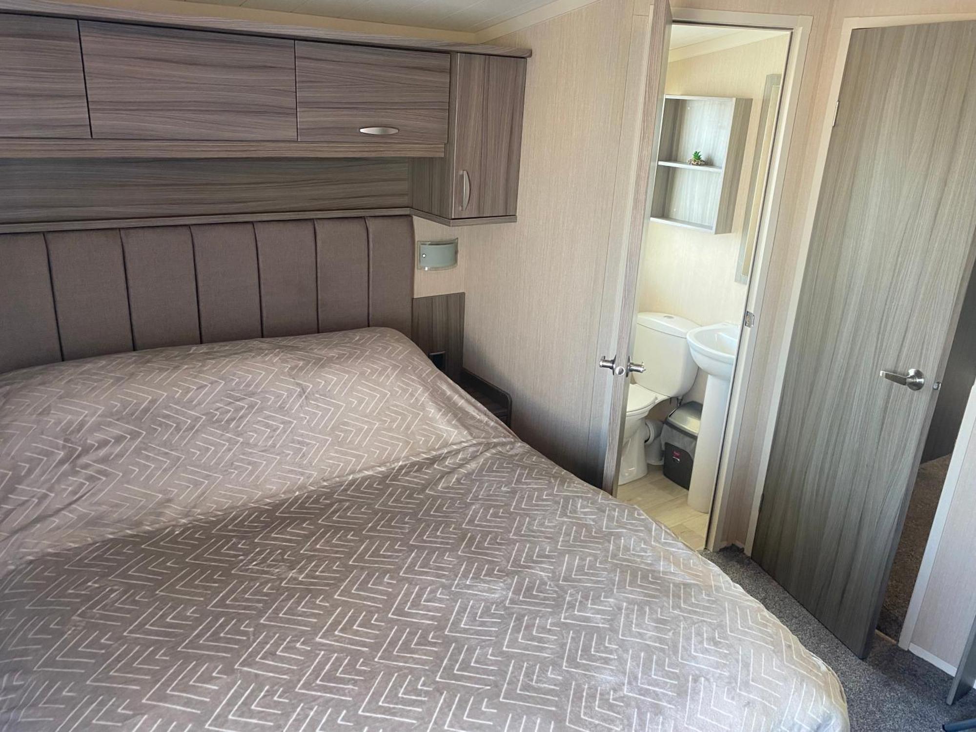 Luxury Romantic 2 Bedroom Caravan Trecco Bay *
