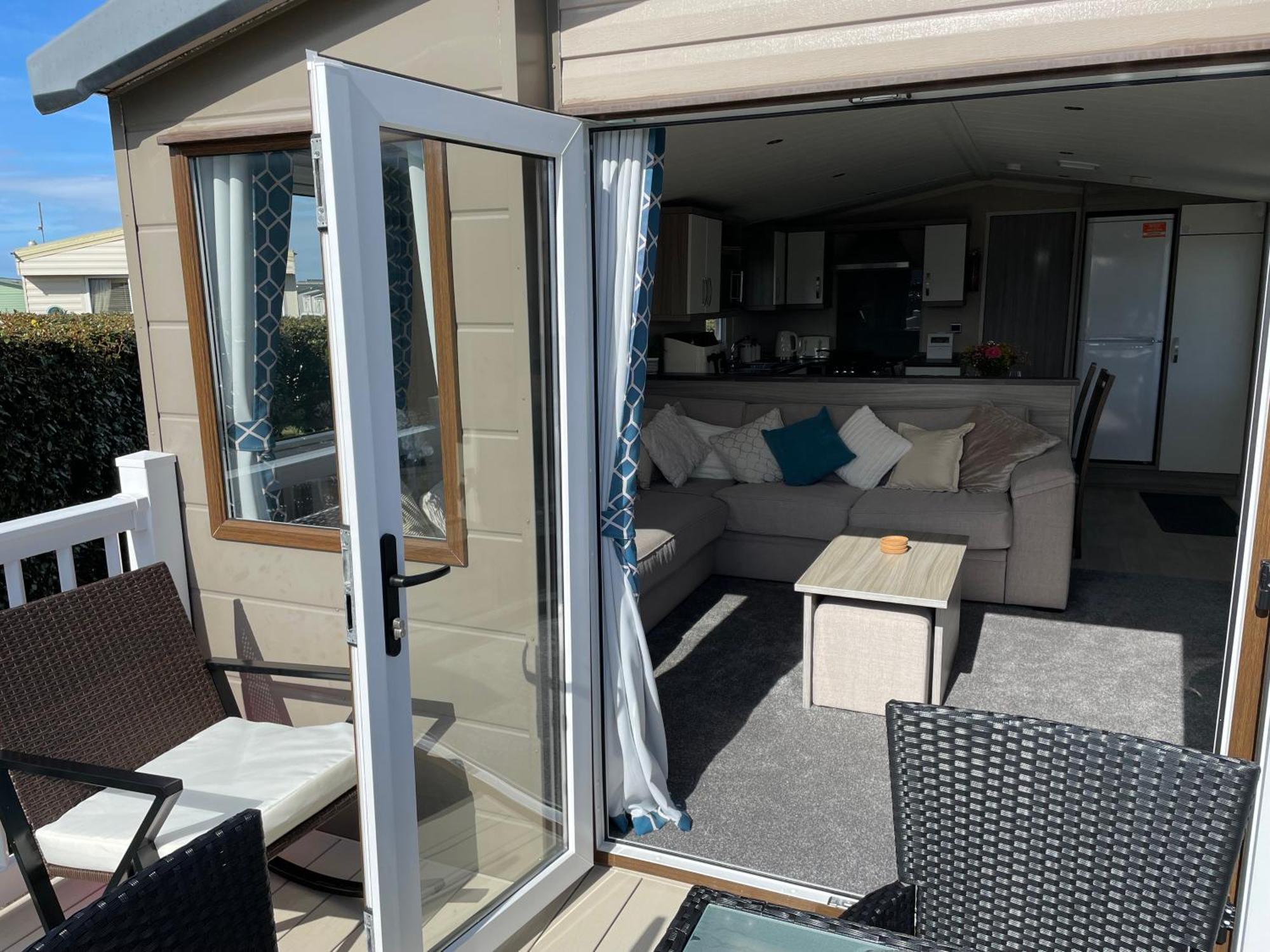 Luxury Romantic 2 Bedroom Caravan Trecco Bay *