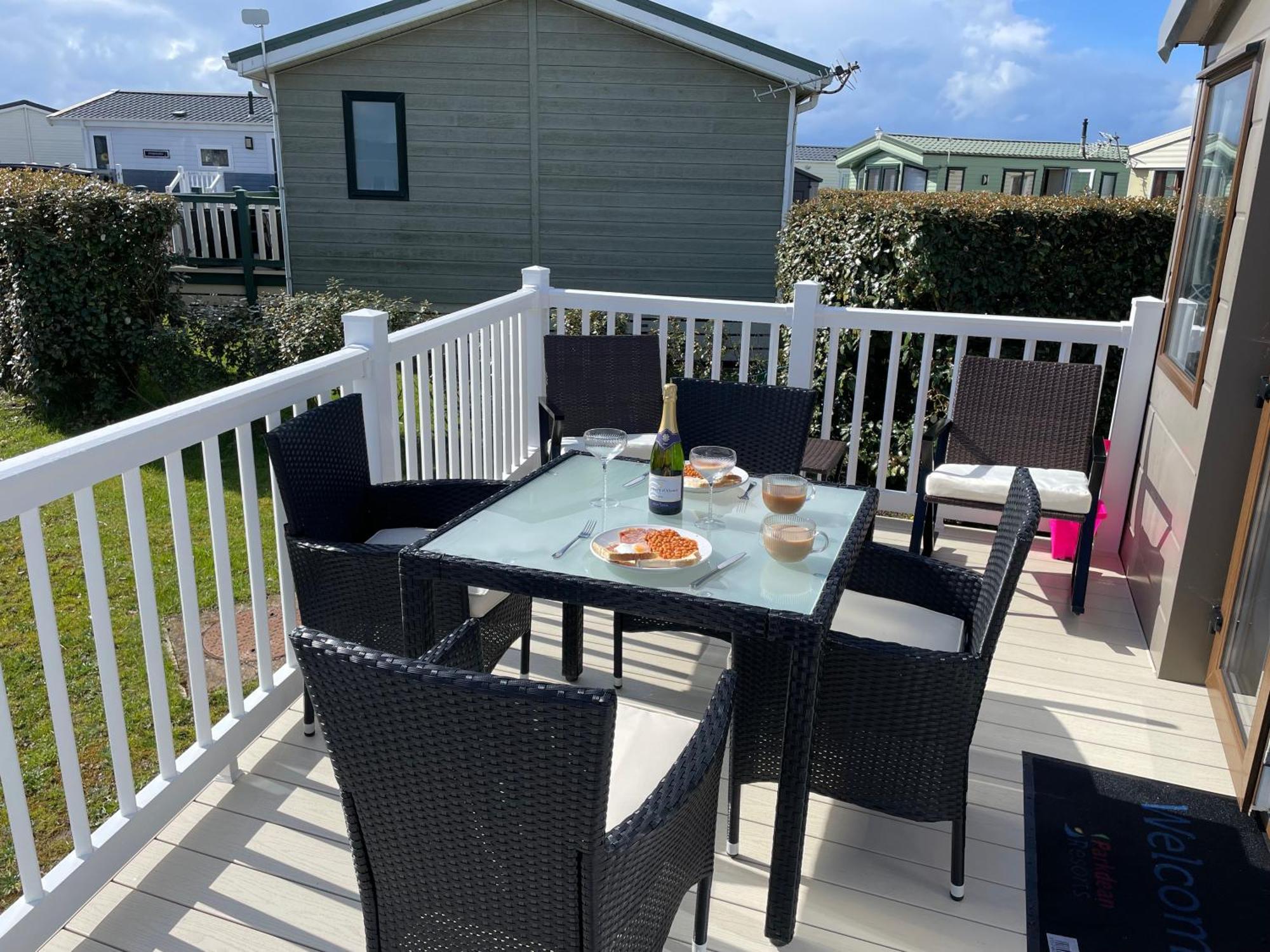 Luxury Romantic 2 Bedroom Caravan Trecco Bay Campsite