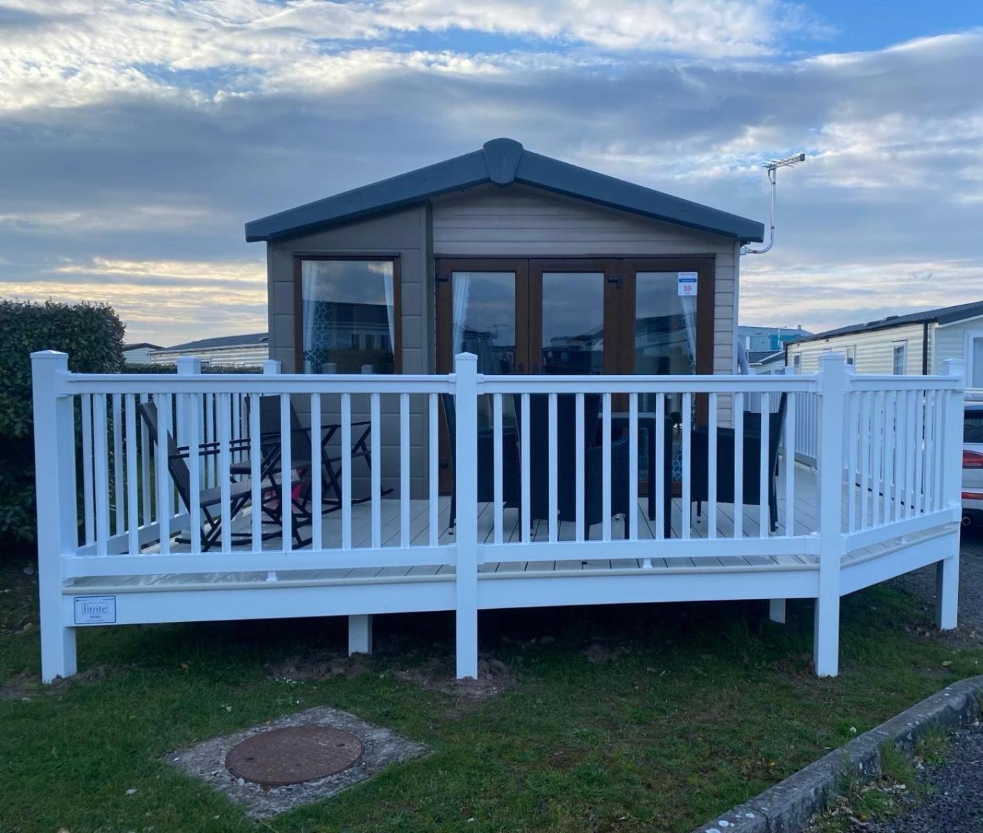 Luxury Romantic 2 Bedroom Caravan Trecco Bay Campsite *